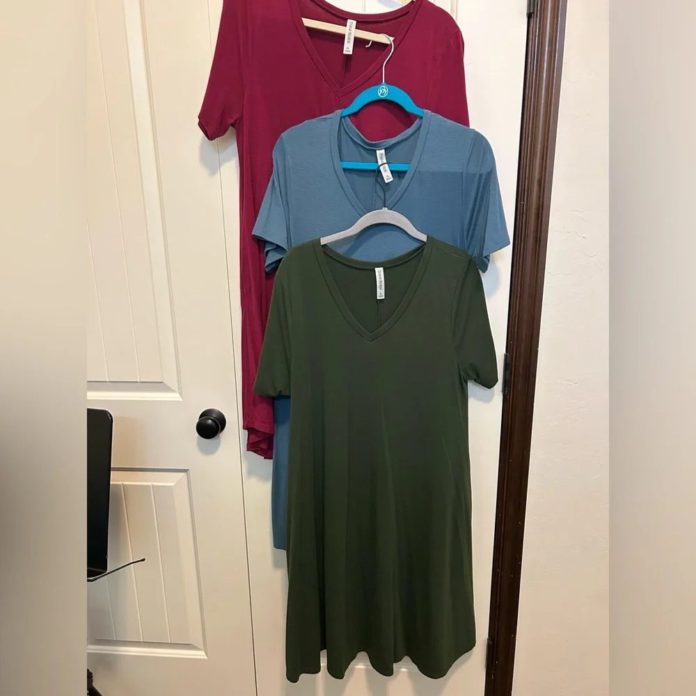 Zenana Outfitters set of 3 V-Neck T-shirt dresses - Picture 1 of 3